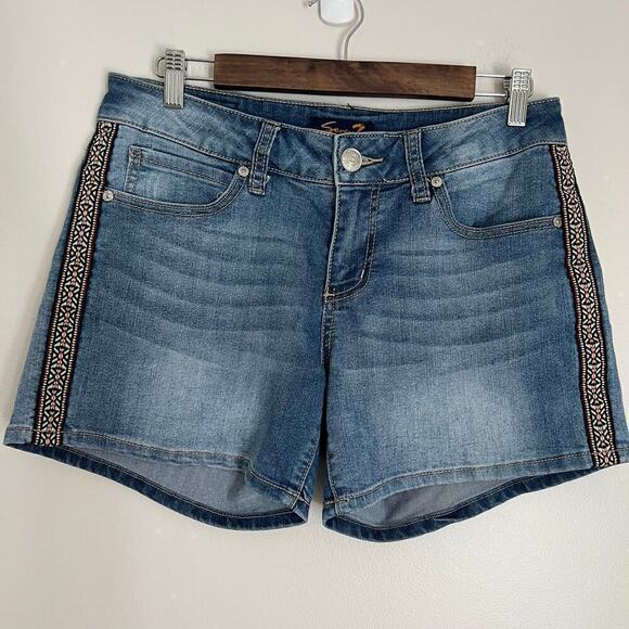 Seven7 Pants - Seven 7 Denim Shorts Embroidered Side Detail Boho Zip Fly High Waist Shorts Sz 6